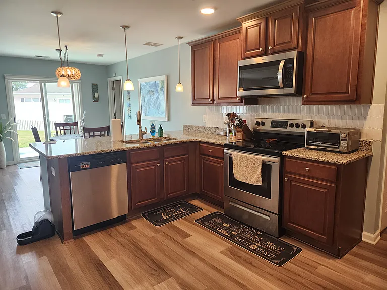 1300 Arbor Ct — Photo 6