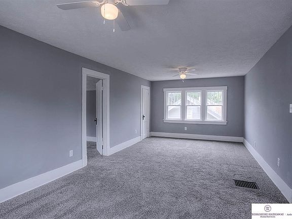 Huge master bedroom w/office