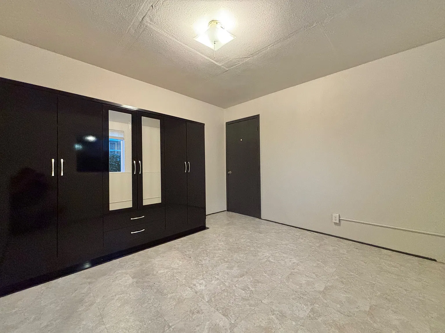1st Month Free 2-Bed Downstairs Duplex Unit Near Hays Park! — Photo 4