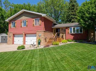 724 NE 7th St, Madison, SD 57042