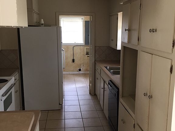 3rd image of 1804 Oakwood Cir