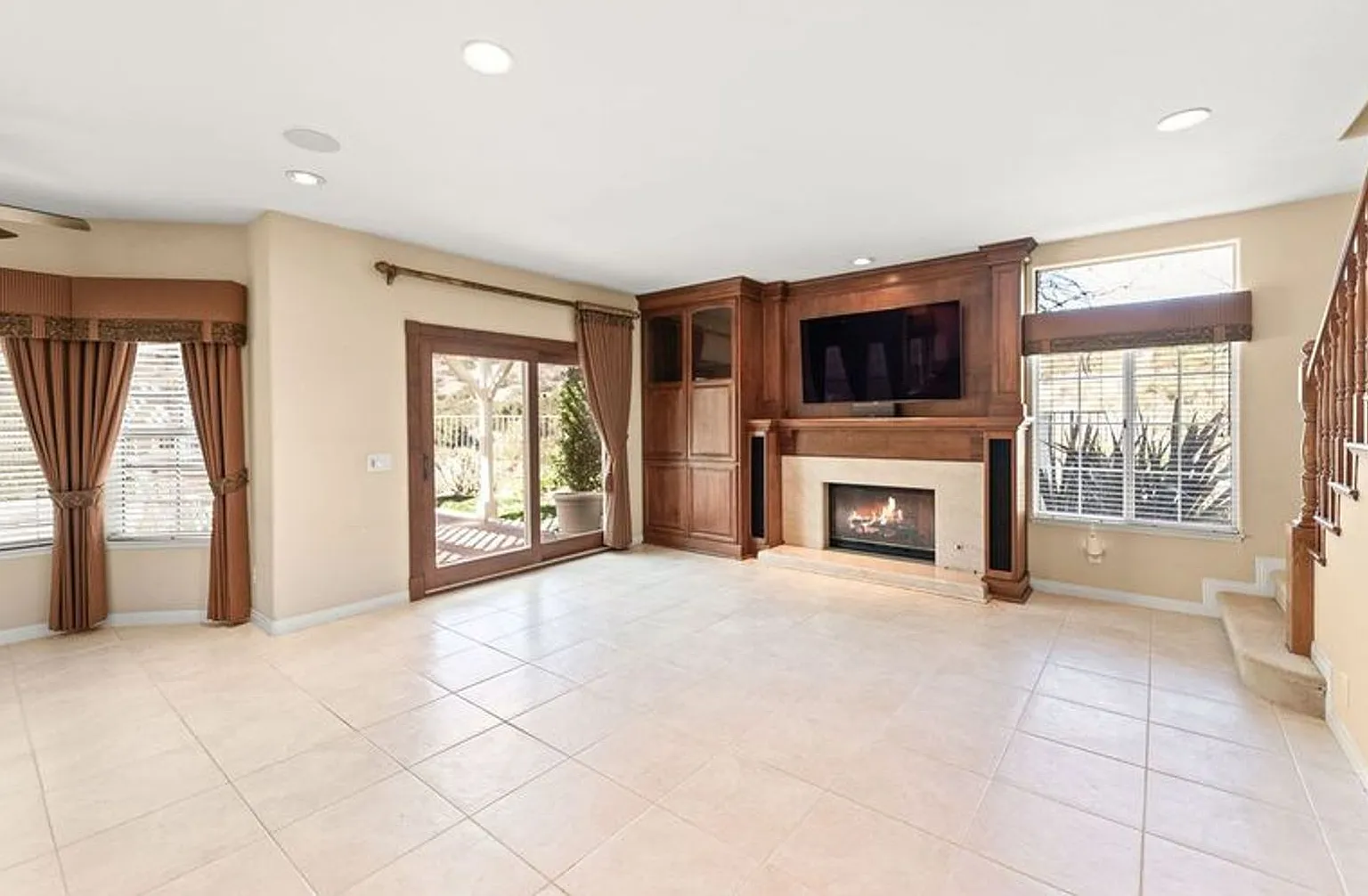 Luxury Living in this Stunning Pool Home! — Photo 3