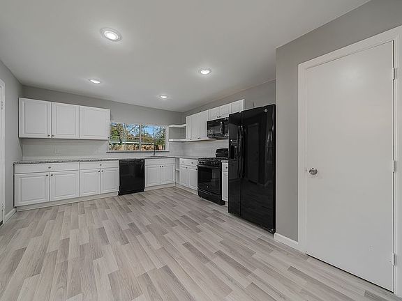 4th image of 301 E Vista Dr