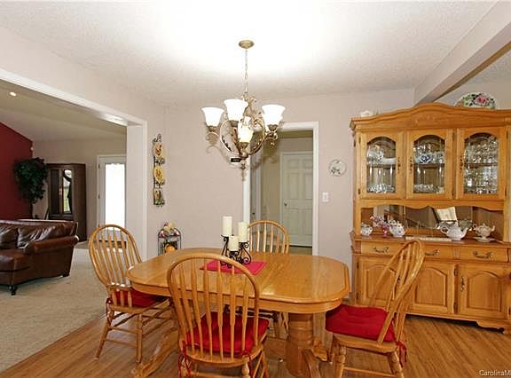 3rd image of 218 Doe Trail Ln