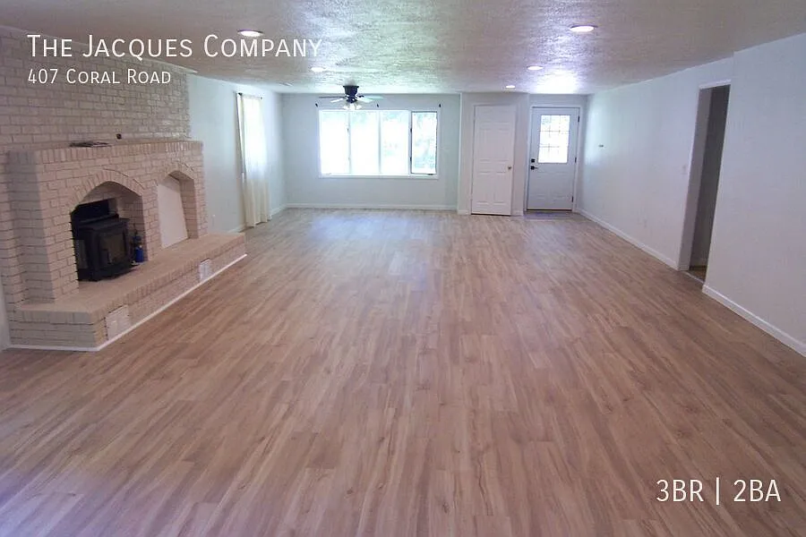 Newly Remodeled 3 Bedroom 2 Bath 2 Car Garage on 3 Acres near Spokane — Photo 4
