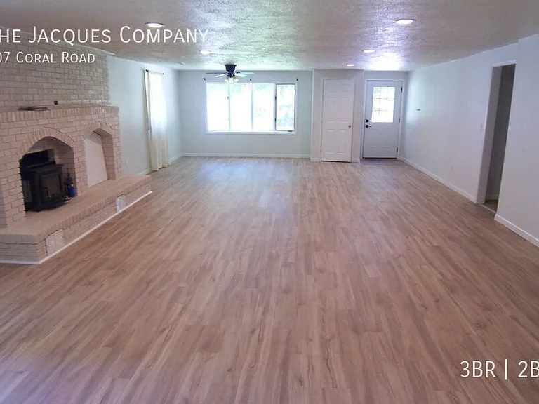 407 Coral Rd — Photo 4