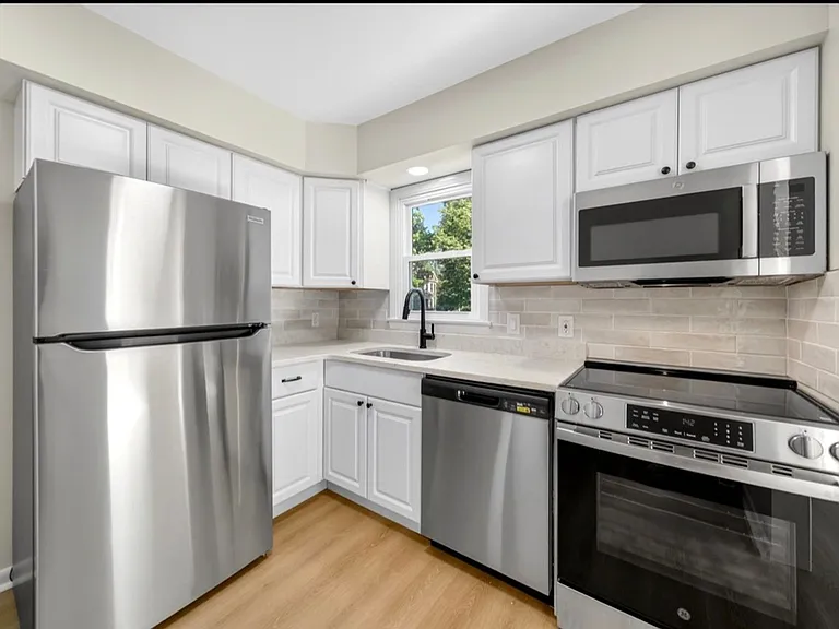 9 Beach St — Photo 1