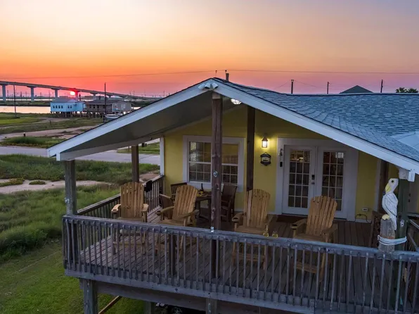 310 Shark Ln, Surfside Beach, TX 77541