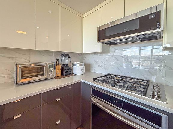 5th image of 2978 Glen Dr #1106