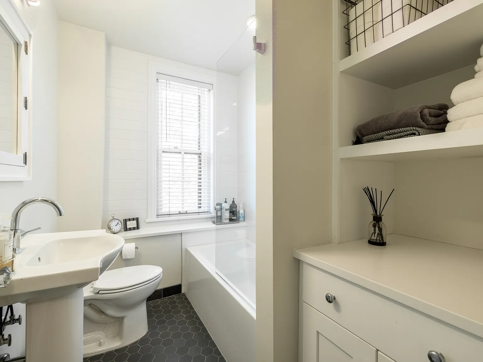 1 bed, 833 sqft, $2,200 — Photo 3