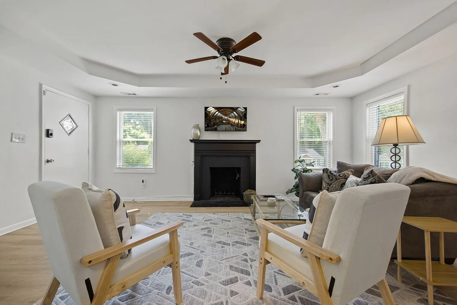 3 bed, 2.0 bath, $4,246 — Photo 4