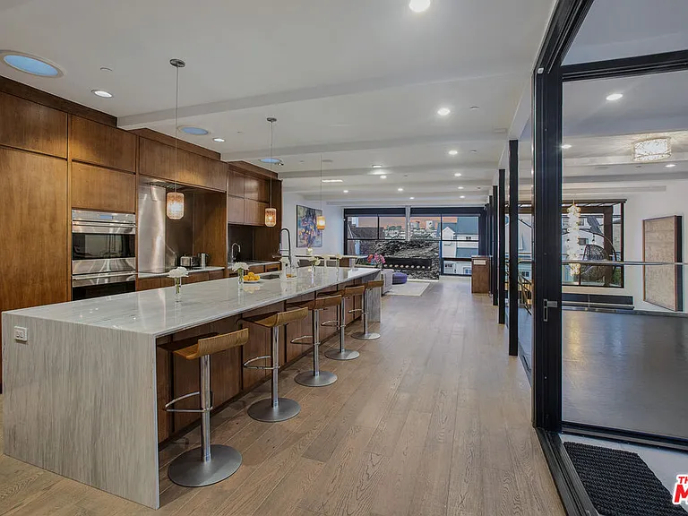 2105 E Balboa Blvd — Photo 22