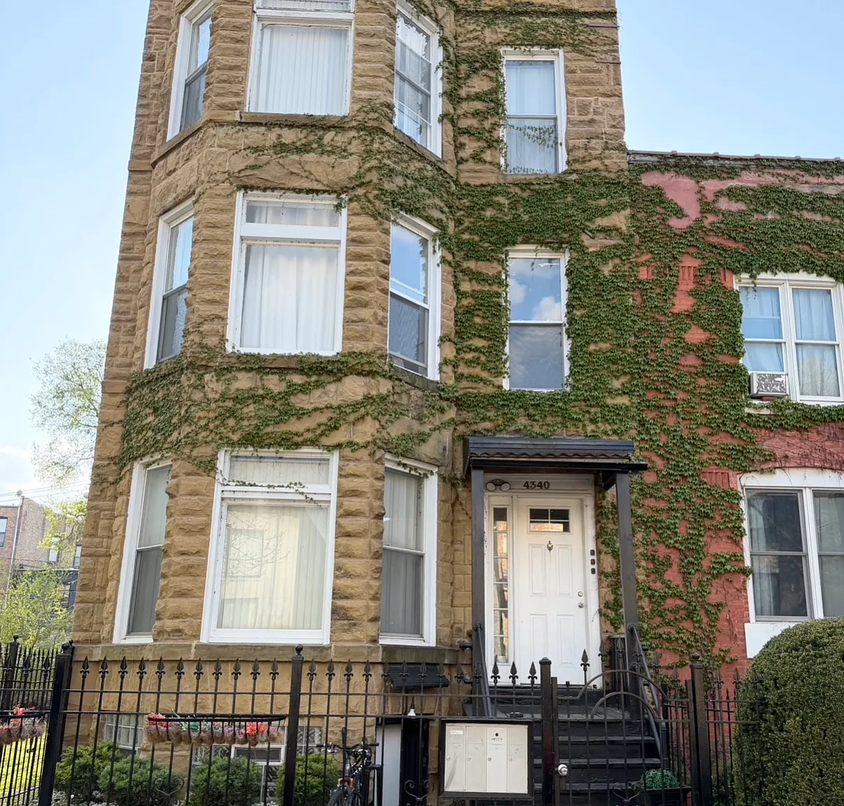 3 bed, 1200 sqft, $1,900 — Photo 1