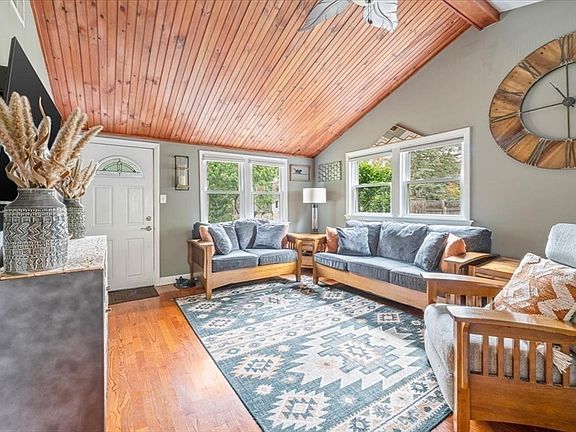 5th image of 18 Carol Ave