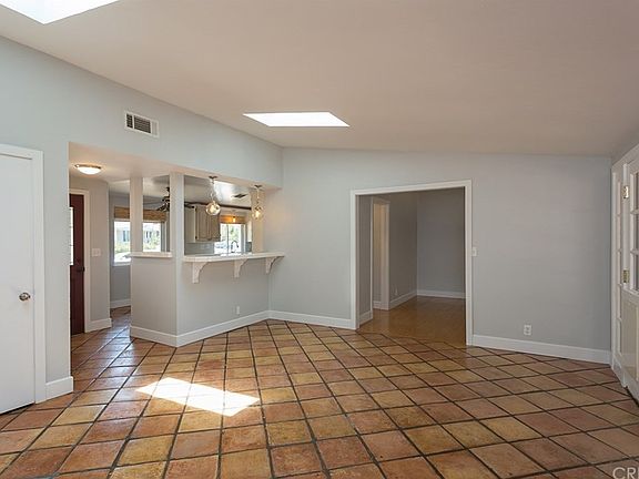 5th image of 869 Yorkshire Ave