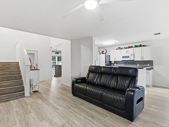 4th image of 15718 Hastings Park