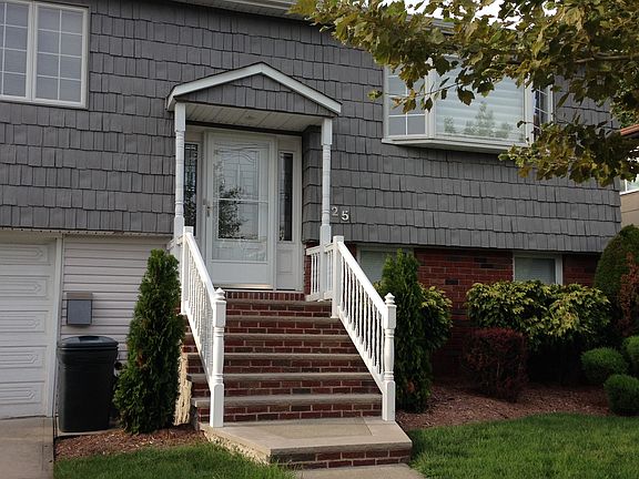 2nd image of 25 Uxbridge St