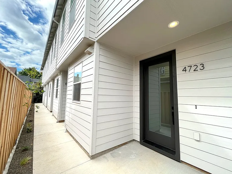 4723 N Williams Ave — Photo 2