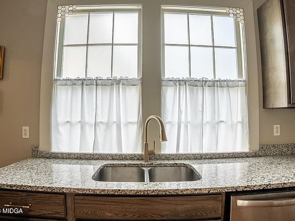 4th image of 227 Schell Ave