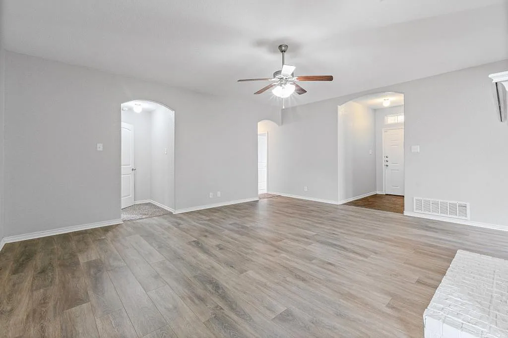 2704 Tarrant County Drive — Photo 2