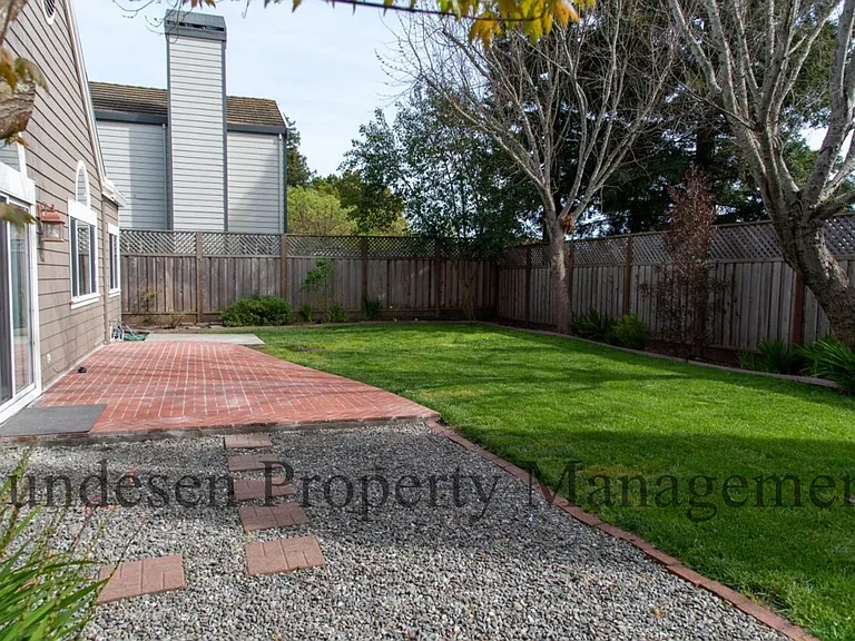 806 Wine Ct — Photo 16