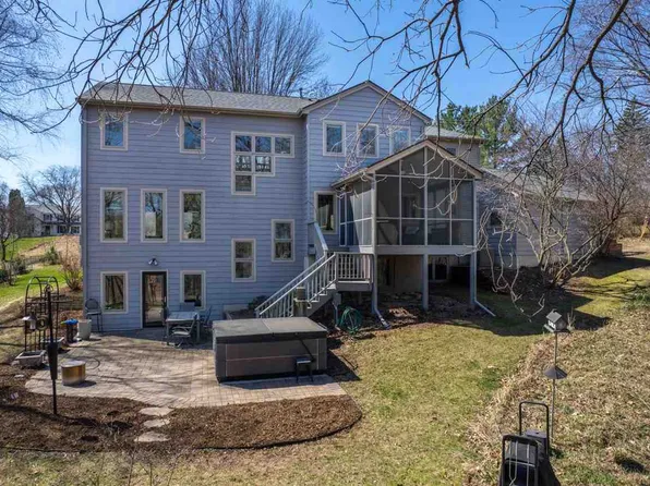 17 Briar Ridge Dr NE, Iowa City, IA 52240