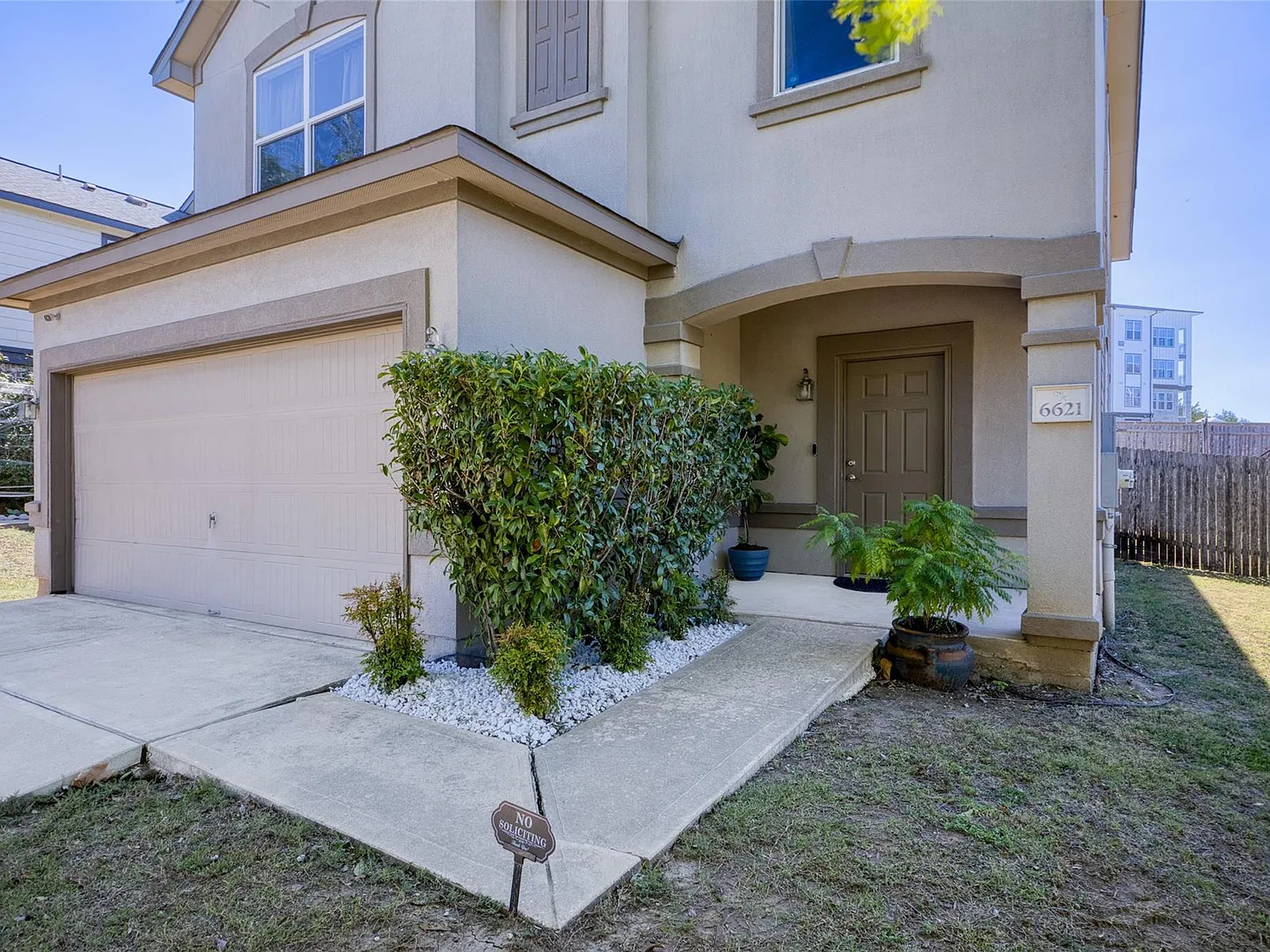 3 bed, 2.5 bath, 2101 sqft, $2,300 — Photo 2