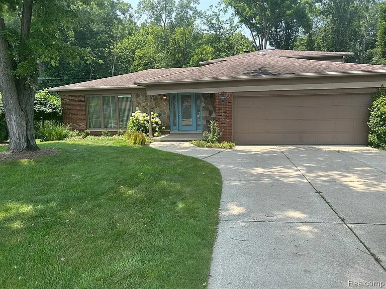24915 Lakeland St — Photo 1