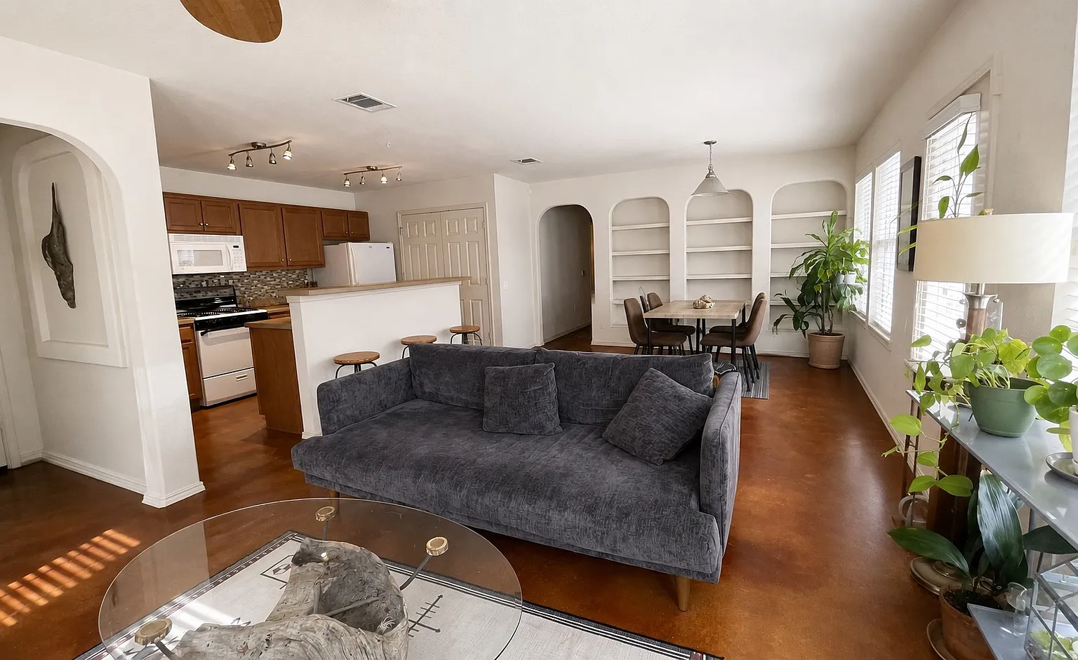 2 bed, 1120 sqft, $1,600 — Photo 2