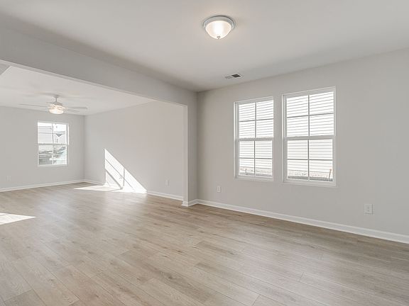 5th image of 612 Wooster Dr