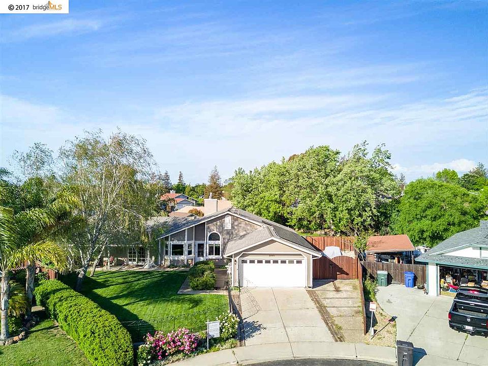 2nd image of 1698 Hemlock Ct