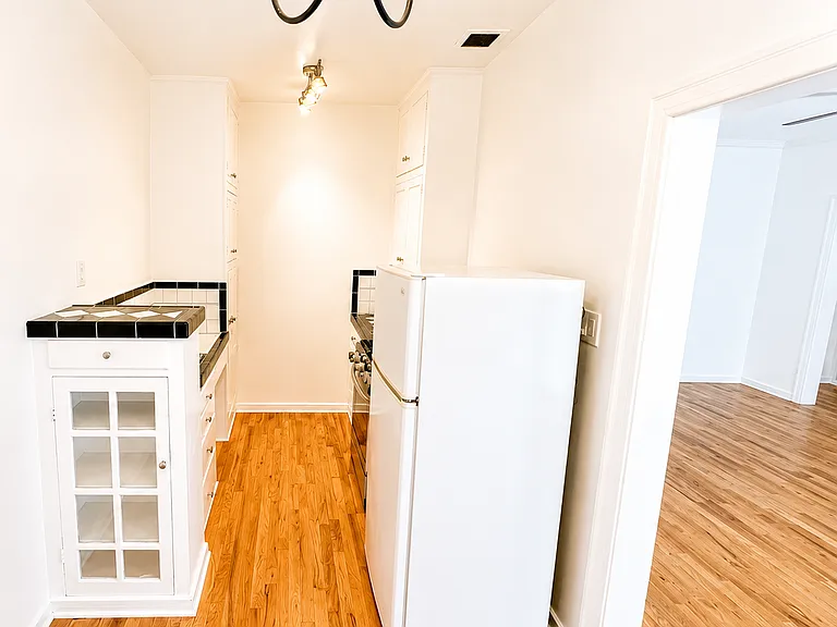 2028 N Beachwood Dr #106 — Photo 15