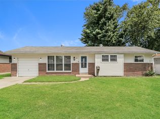 8 Ridgelawn Ct, Florissant, MO 63031