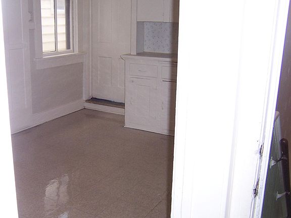 4th image of 46 Lafayette Ave