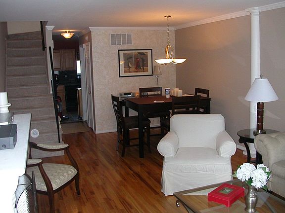 3rd image of 19 Guinevere Ln