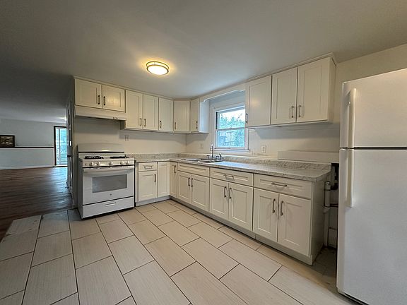 5th image of 20 Swan St #B