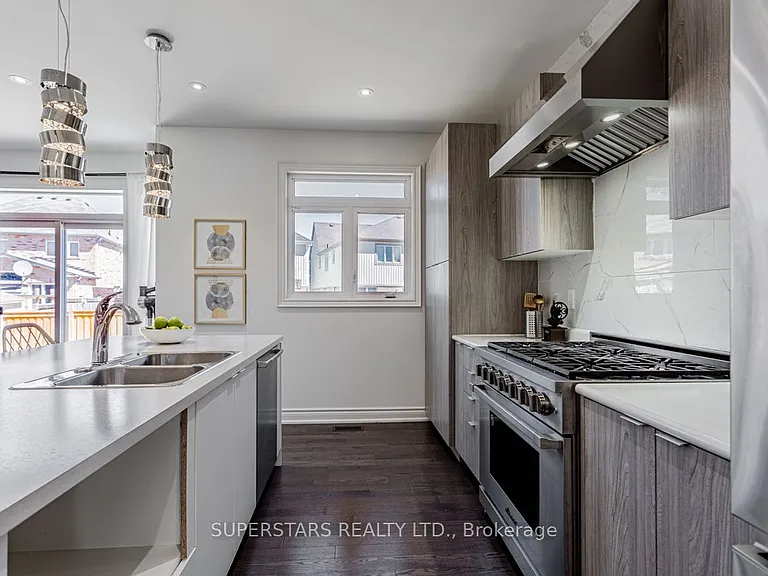 11 Empire Dr — Photo 16