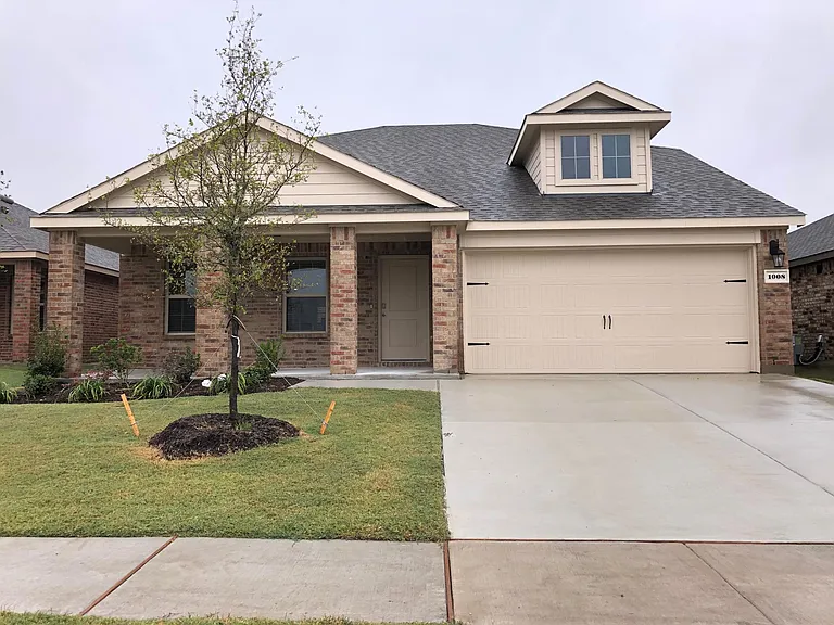 1008 Emerald Dr — Photo 1