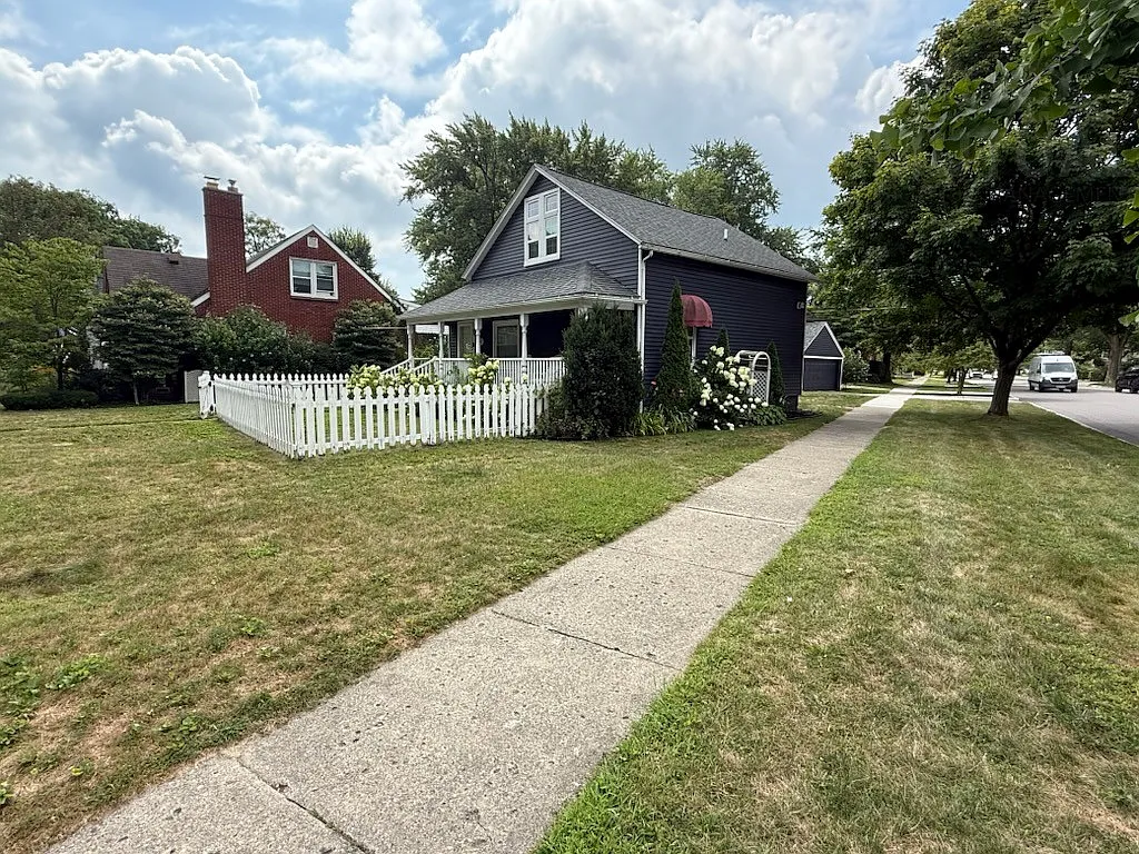 3 bed, 2.5 bath, 1351 sqft, $2,000 — Photo 2