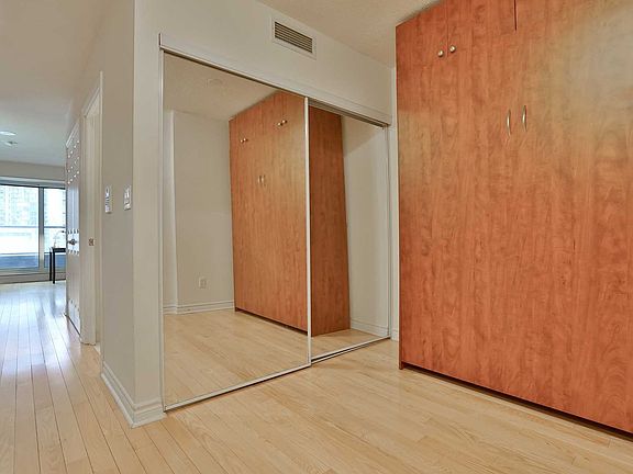 3rd image of 250 Wellington St W #1731