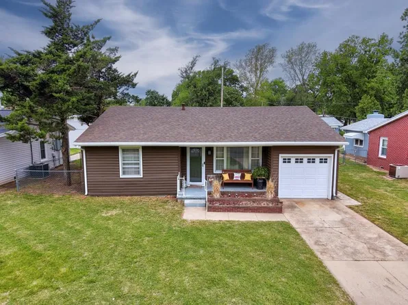 903 N 9th St, Arkansas City, KS 67005