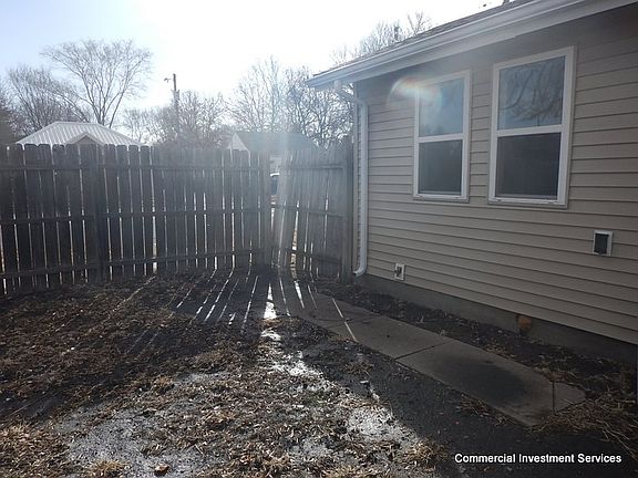 3rd image of 1016 N Willow St