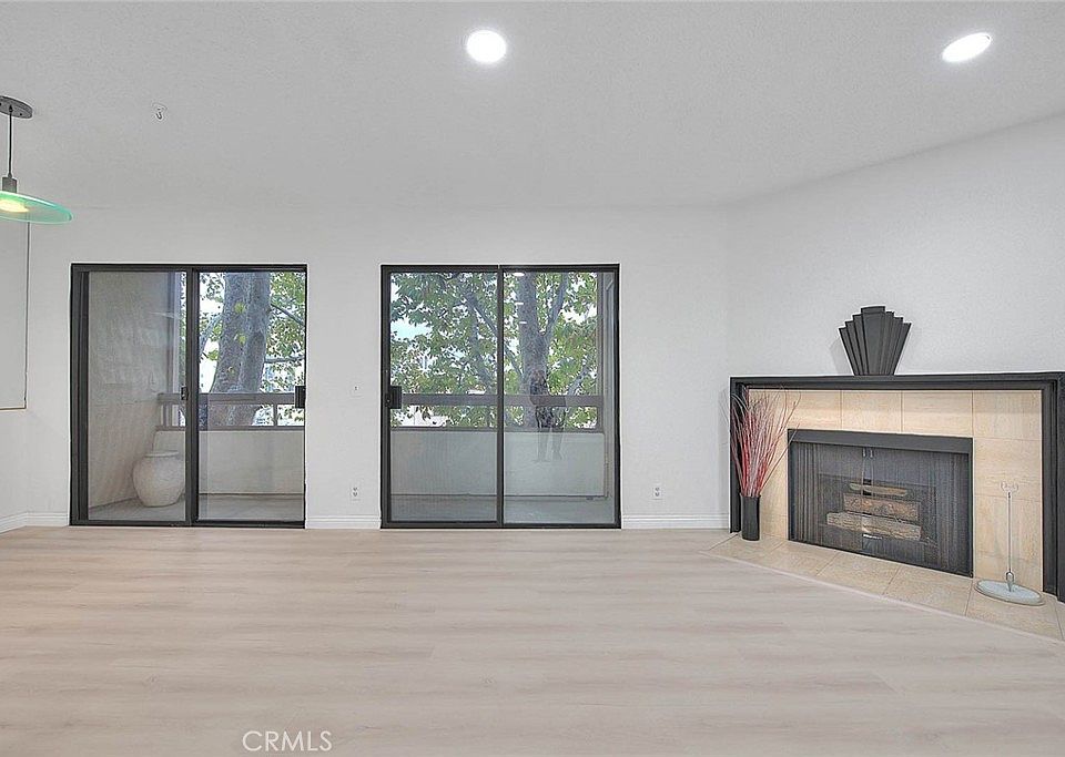 1st image of 460 Oak St APT 201