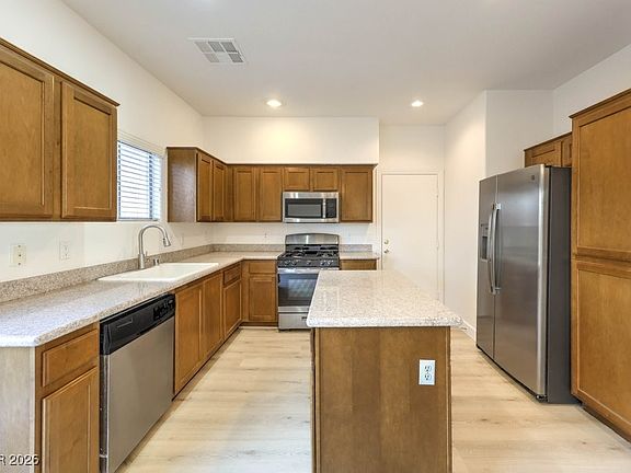 5th image of 138 Tilbury Ave