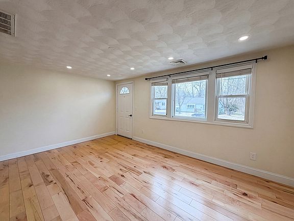 3rd image of 125 Burnham Rd