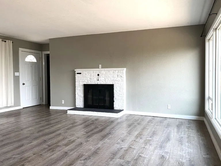 2207 E 10th St — Photo 6