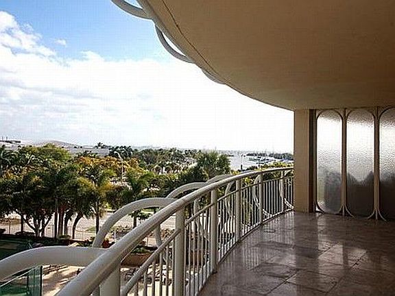2nd image of 2843 S Bayshore Dr 5e #5E