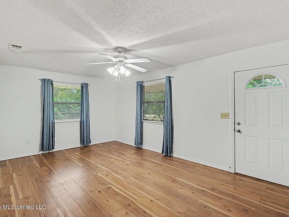 3rd image of 101 Saint Charles Ave