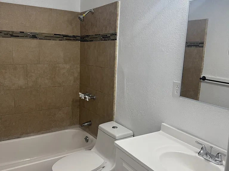 1330 W 8th St — Photo 10