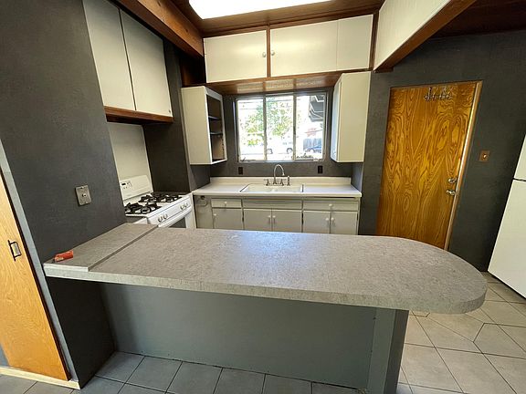 4th image of 437 E Duane Ave
